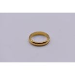 A gold wedding band, hallmarked 22ct, 5g.