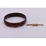 A gold bar brooch, stamped 585, 5cm, 2.9g; together with a tortoiseshell bangle set Chinese