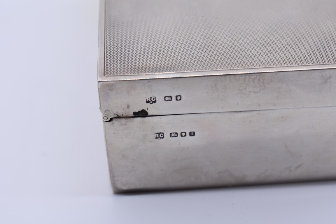 An engine turned silver rectangular cigarette box, by William Comyns & Sons Ltd, London 1944, 14 x - Image 3 of 3