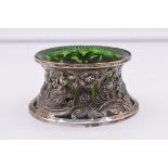 An Irish pierced silver dish ring, by Edmund Johnson Ltd, Dublin 1917, with green glass liner,