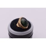 An oval cabochon moss agate gold ring, hallmarked 375, 4.6g total weight.
