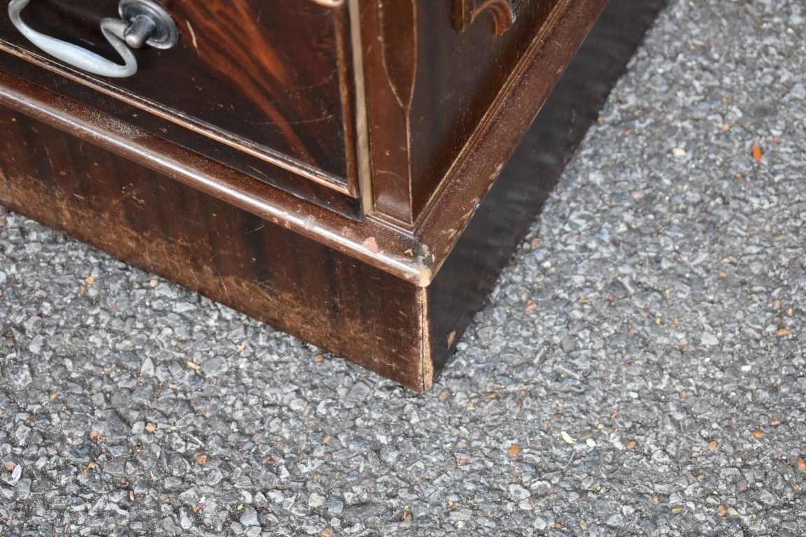 A reproduction mahogany veneered kneehole desk, having green leather inset top, 123cm wide. This lot - Image 3 of 5