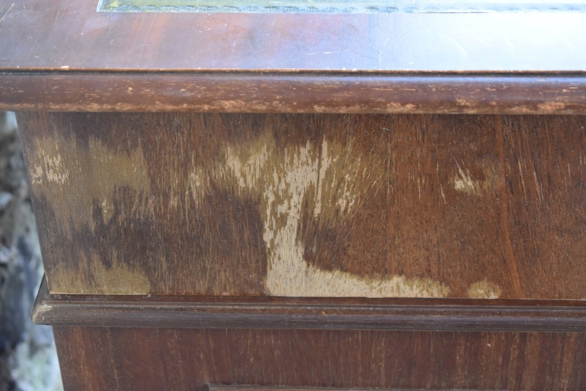 A reproduction mahogany veneered kneehole desk, having green leather inset top, 123cm wide. This lot - Image 5 of 5