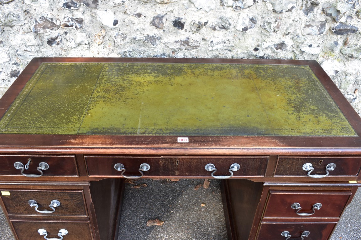 A reproduction mahogany veneered kneehole desk, having green leather inset top, 123cm wide. This lot - Image 2 of 5