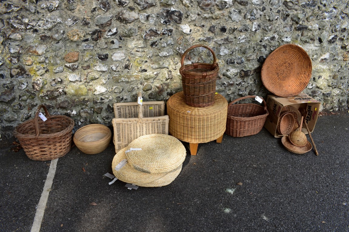 A quantity of wicker baskets and similar. This lot can only be collected on Saturday 5th