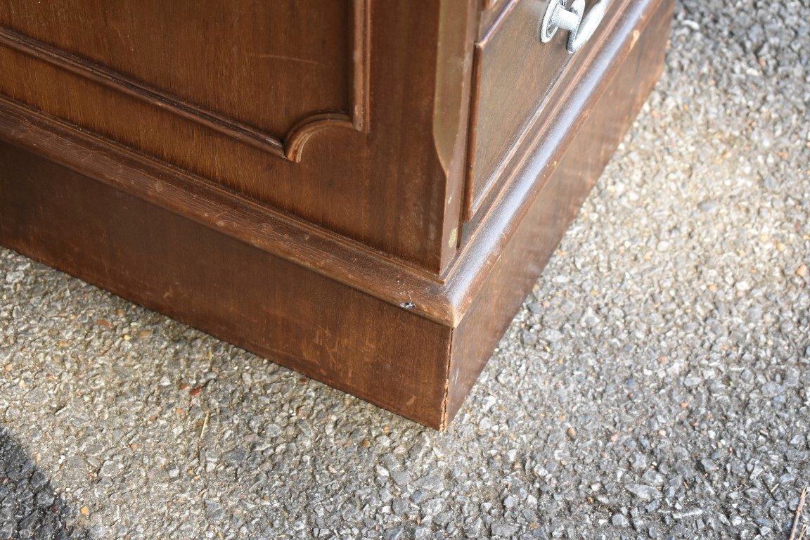 A reproduction mahogany veneered kneehole desk, having green leather inset top, 123cm wide. This lot - Image 4 of 5