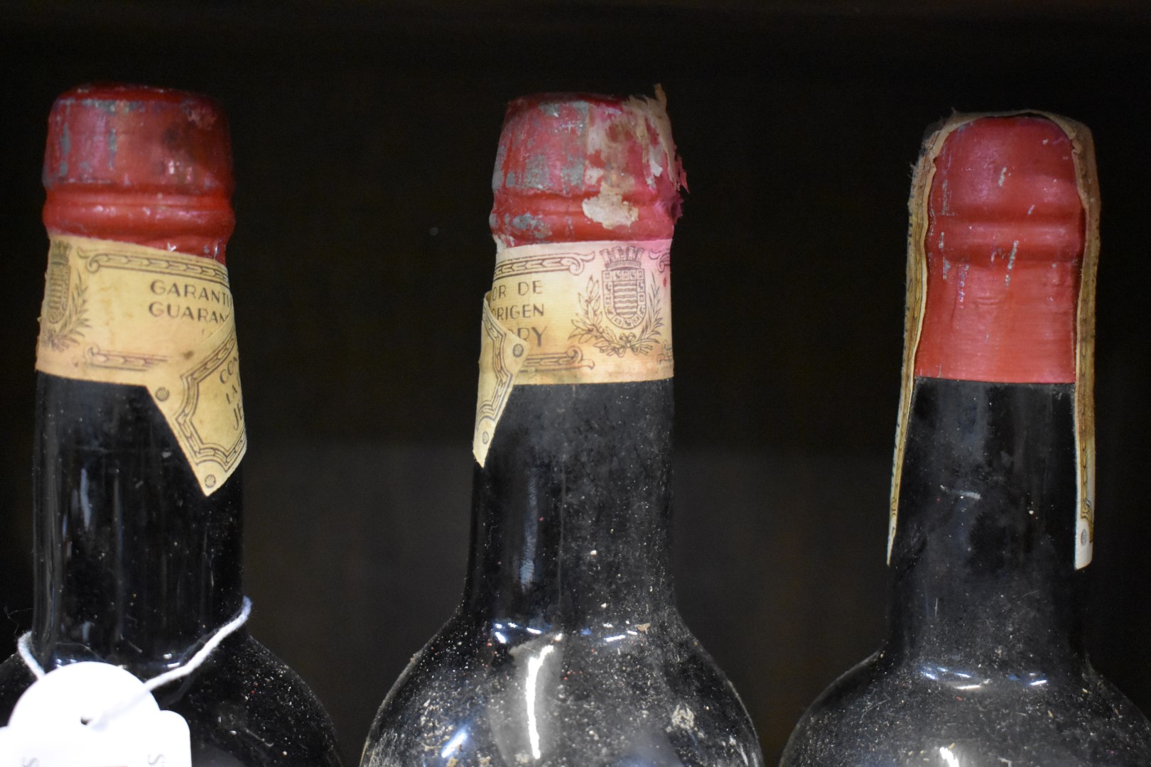 Three half-bottles of sherry, Antonio de la Riva (1940s bottling). (3) - Image 3 of 3