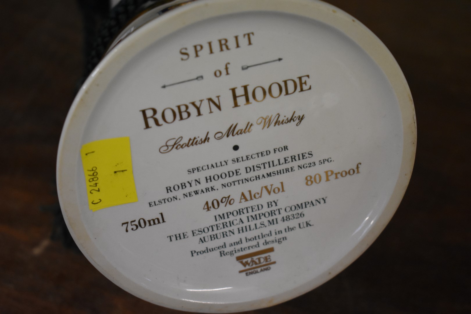 A 75cl decanter of Spirit of Robyn Hoode whisky, in Wade hunting horn, with stand, in card box. - Image 4 of 4