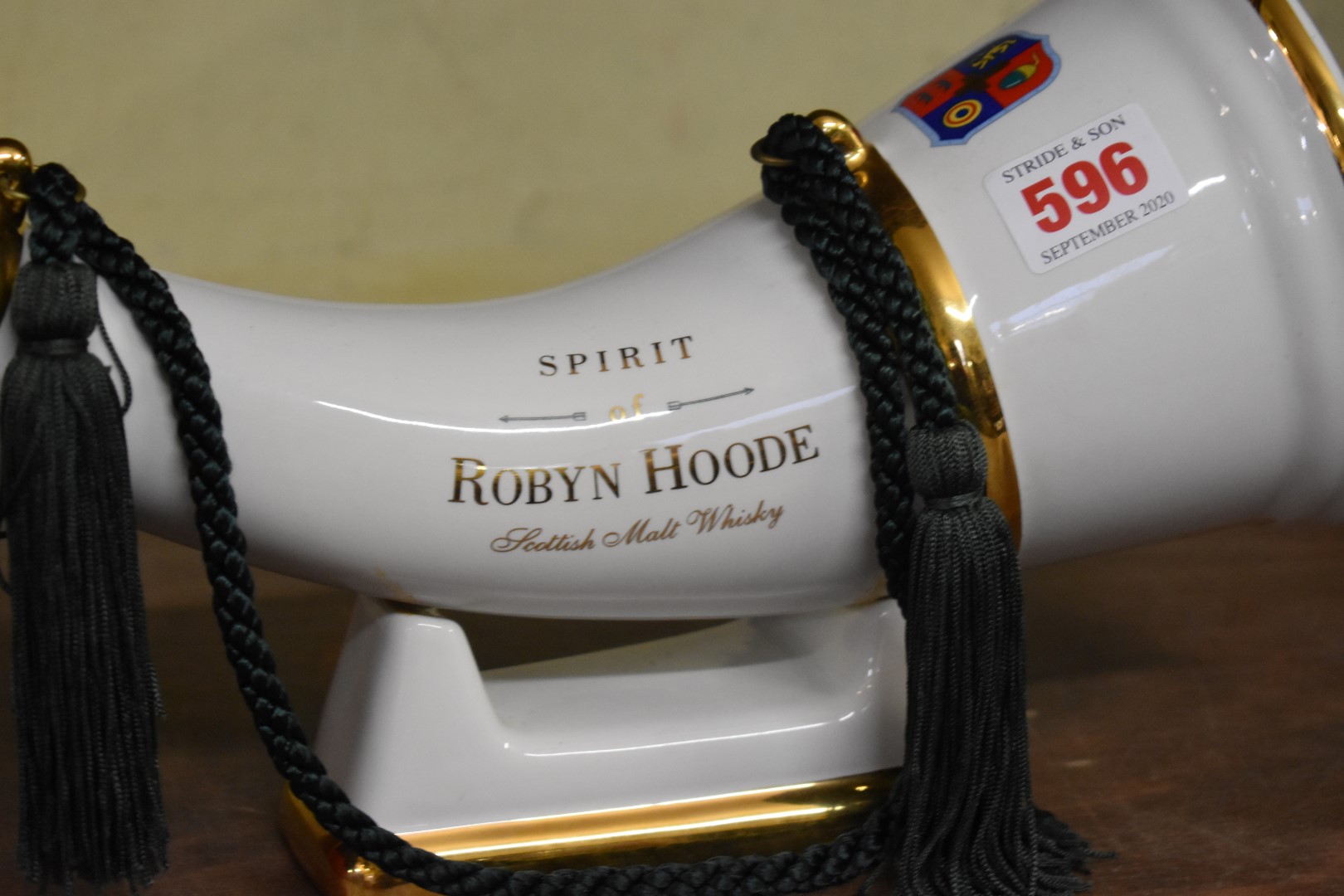 A 75cl decanter of Spirit of Robyn Hoode whisky, in Wade hunting horn, with stand, in card box. - Image 2 of 4