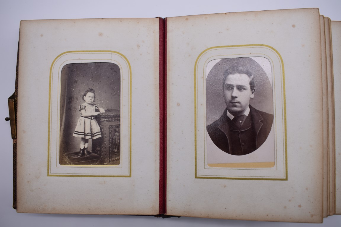 CARTES DES VISITES: a quantity contained in small album of period. (An album) - Image 5 of 6