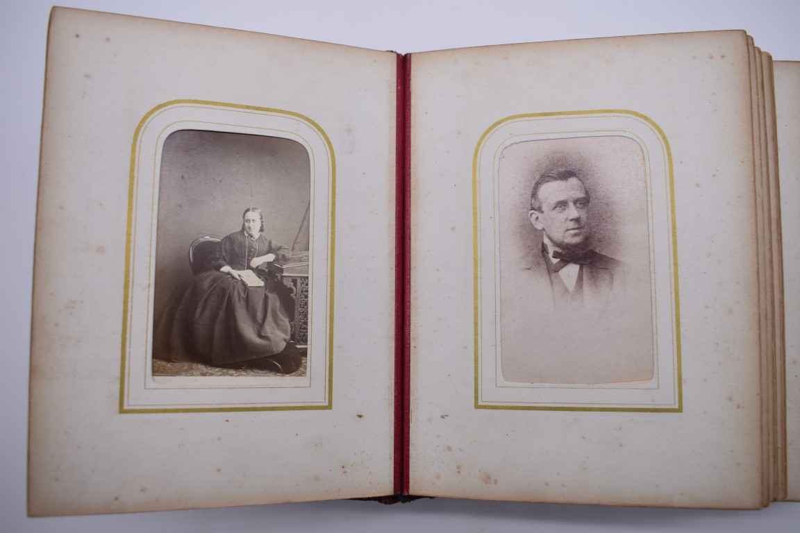 CARTES DES VISITES: a quantity contained in small album of period. (An album) - Image 4 of 6