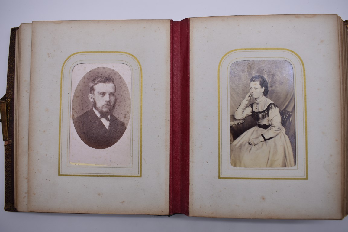 CARTES DES VISITES: a quantity contained in small album of period. (An album) - Image 6 of 6