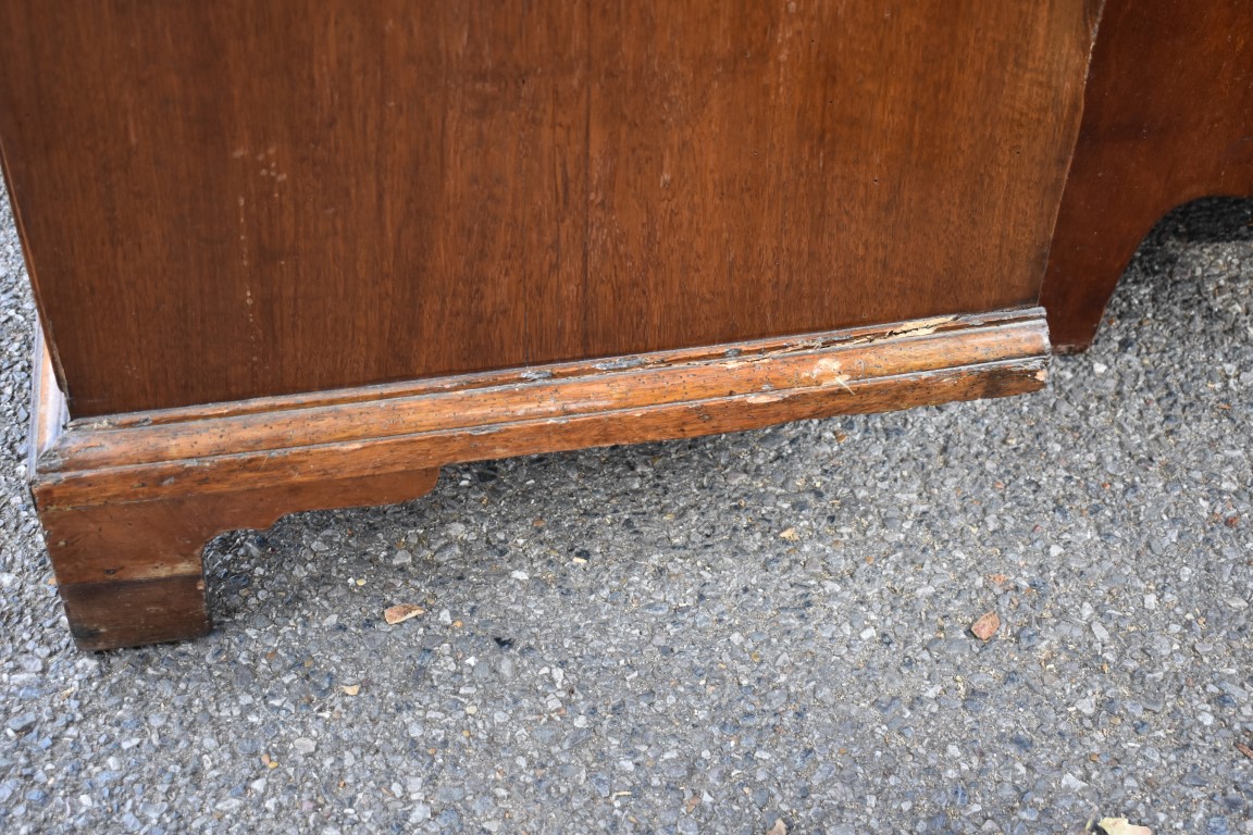 An 18th century walnut and inlaid chest of drawers, 108cm wide. This lot can only be collected on S - Image 4 of 5