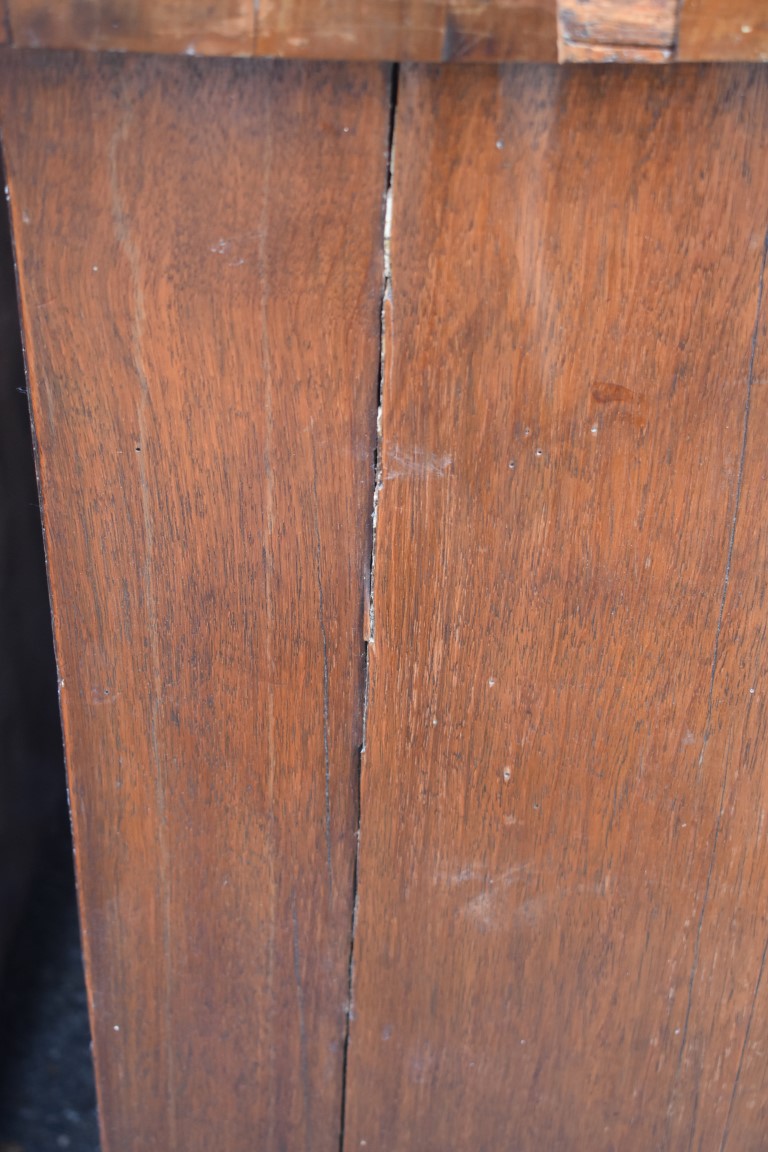 An 18th century walnut and inlaid chest of drawers, 108cm wide. This lot can only be collected on S - Image 3 of 5