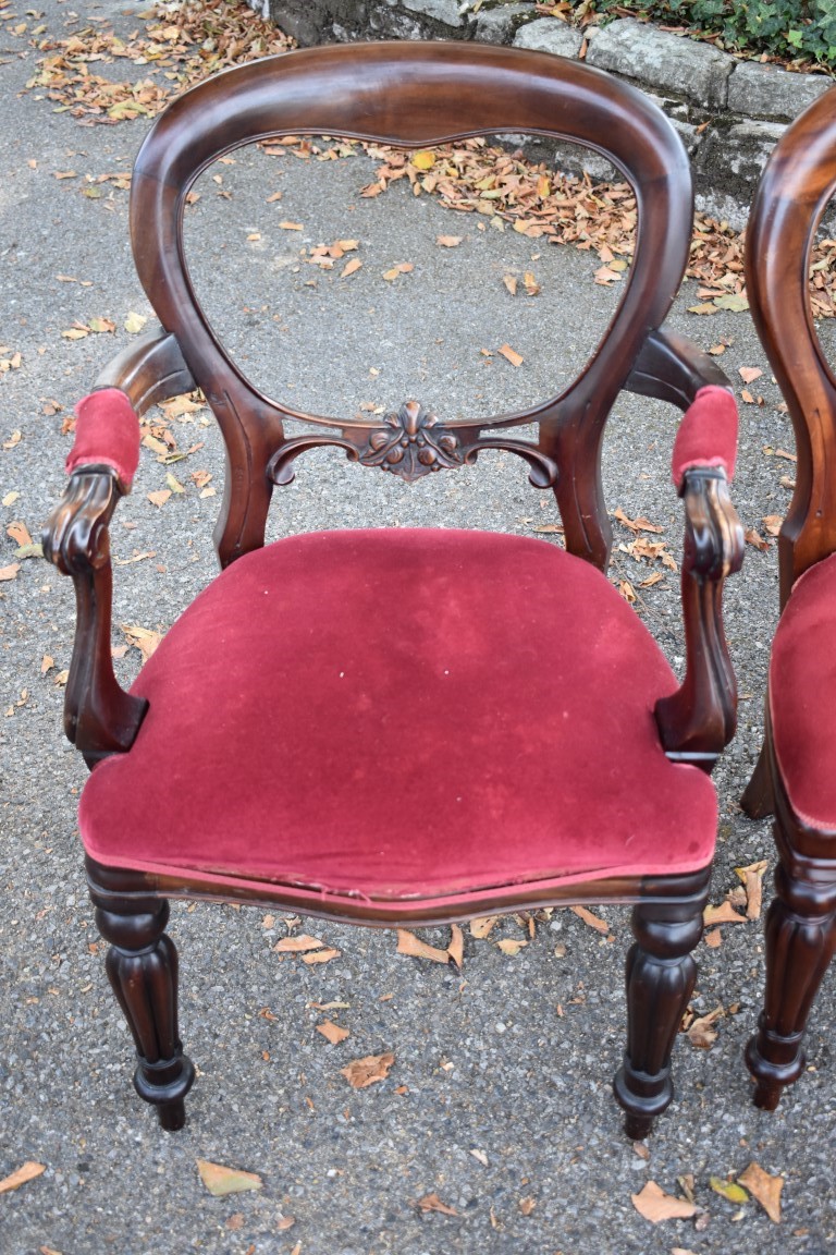 A set of eight antique mahogany button back dining chairs, to include a pair of carvers. This lot - Image 3 of 6