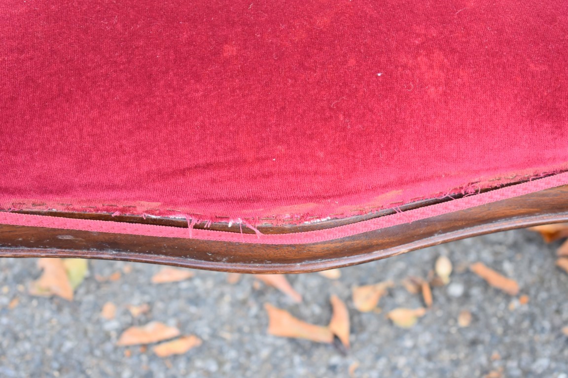 A set of eight antique mahogany button back dining chairs, to include a pair of carvers. This lot - Image 5 of 6