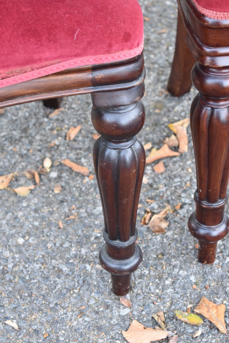 A set of eight antique mahogany button back dining chairs, to include a pair of carvers. This lot - Image 4 of 6