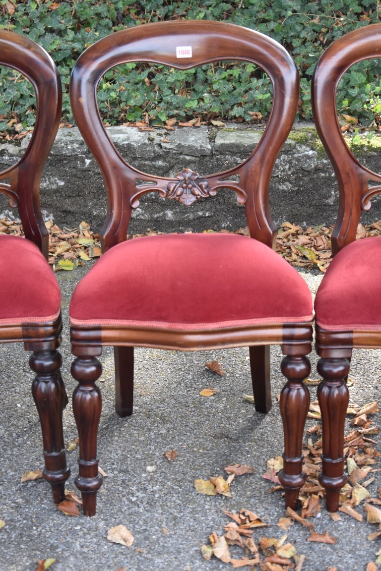 A set of eight antique mahogany button back dining chairs, to include a pair of carvers. This lot - Image 2 of 6