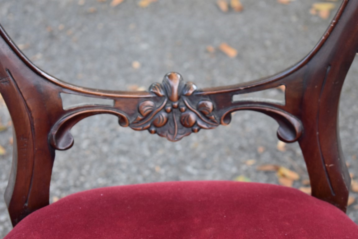 A set of eight antique mahogany button back dining chairs, to include a pair of carvers. This lot - Image 6 of 6