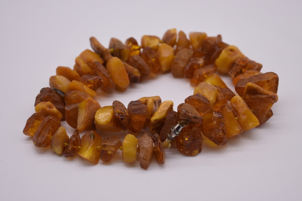 A chunky amber piece necklace, 56cm, 83g.