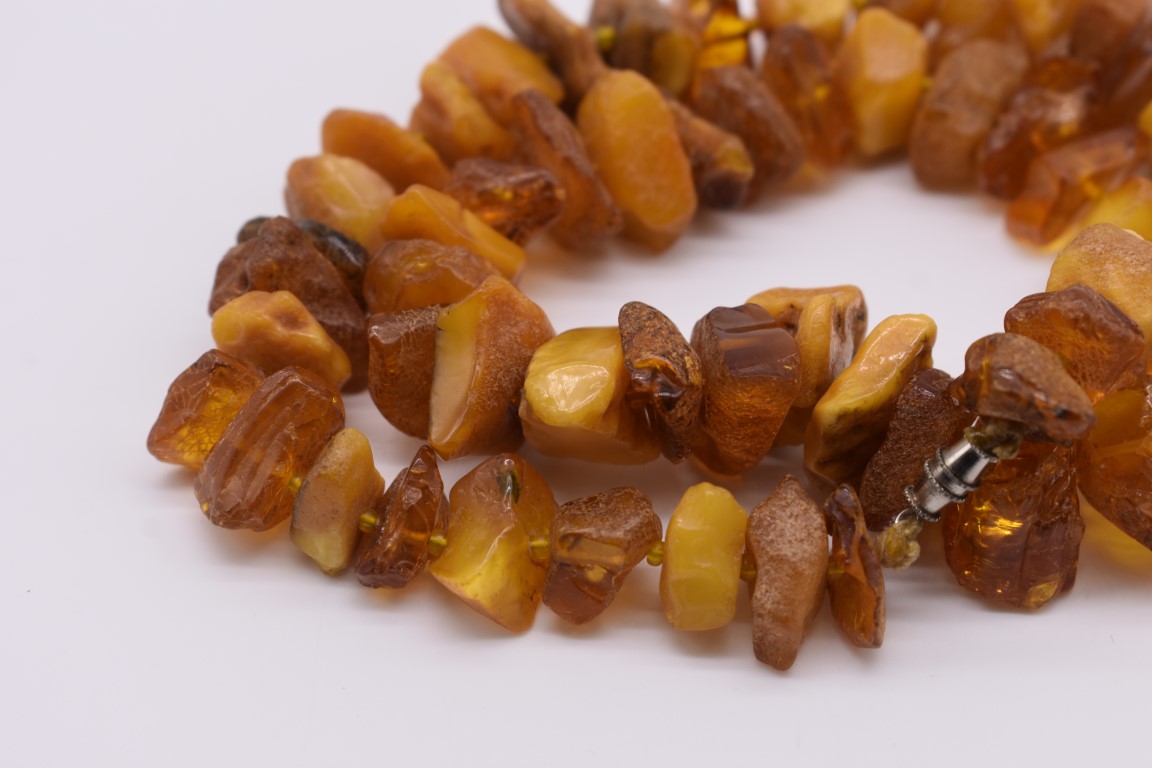 A chunky amber piece necklace, 56cm, 83g. - Image 3 of 5