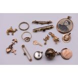 A selection of 9ct gold and yellow metal jewellery, to include novelty charms, masonic ball and