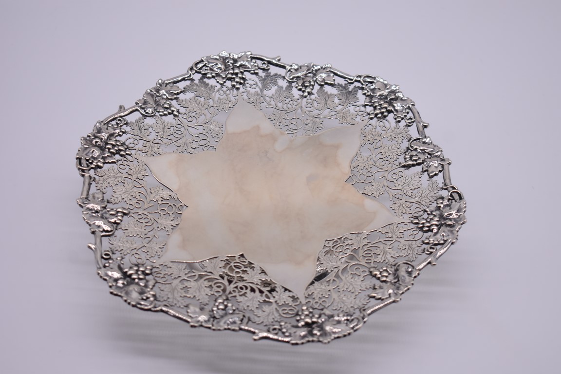 A pieced silver tazza, by Atkin Brothers, Sheffield 1955, London, 23cm diameter, 522.5g, in modern - Image 2 of 4