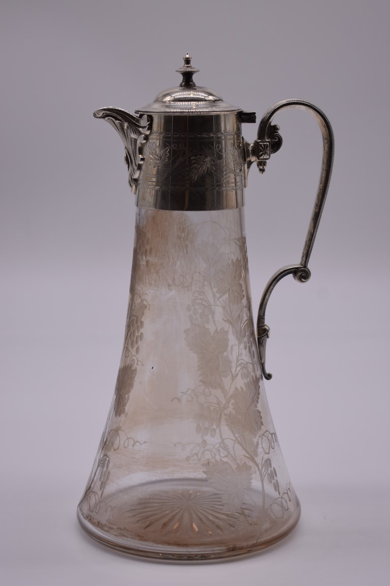 An Edwardian silver mounted etched glass claret jug, by Hukin & Heath, Birmingham 1903, having grape - Image 2 of 5