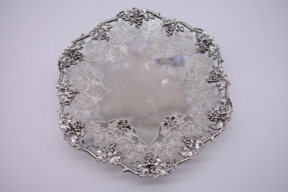 A pieced silver tazza, by Atkin Brothers, Sheffield 1955, London, 23cm diameter, 522.5g, in modern - Image 3 of 4