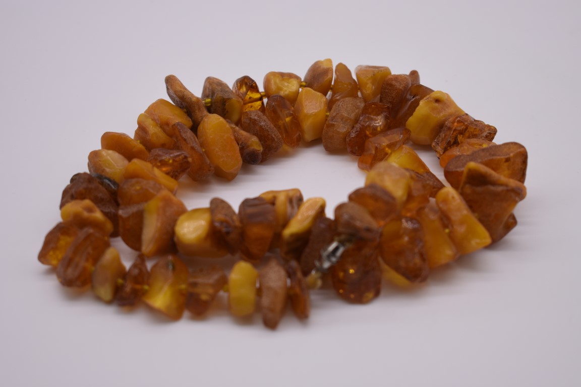 A chunky amber piece necklace, 56cm, 83g. - Image 2 of 5