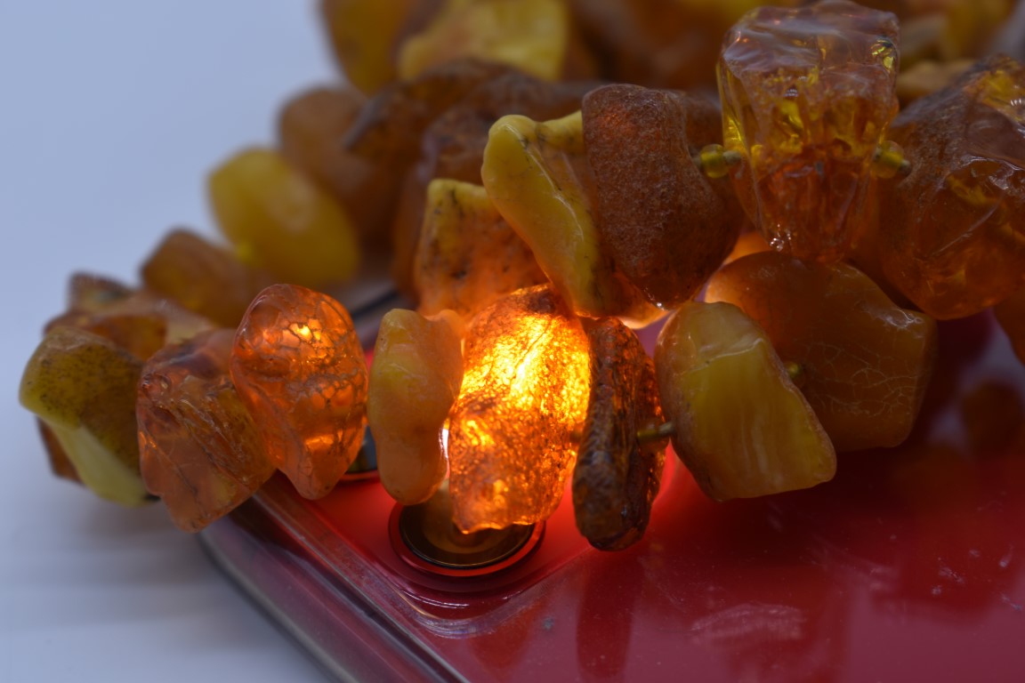A chunky amber piece necklace, 56cm, 83g. - Image 5 of 5