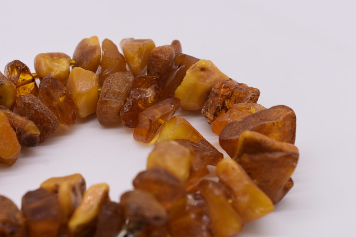 A chunky amber piece necklace, 56cm, 83g. - Image 4 of 5