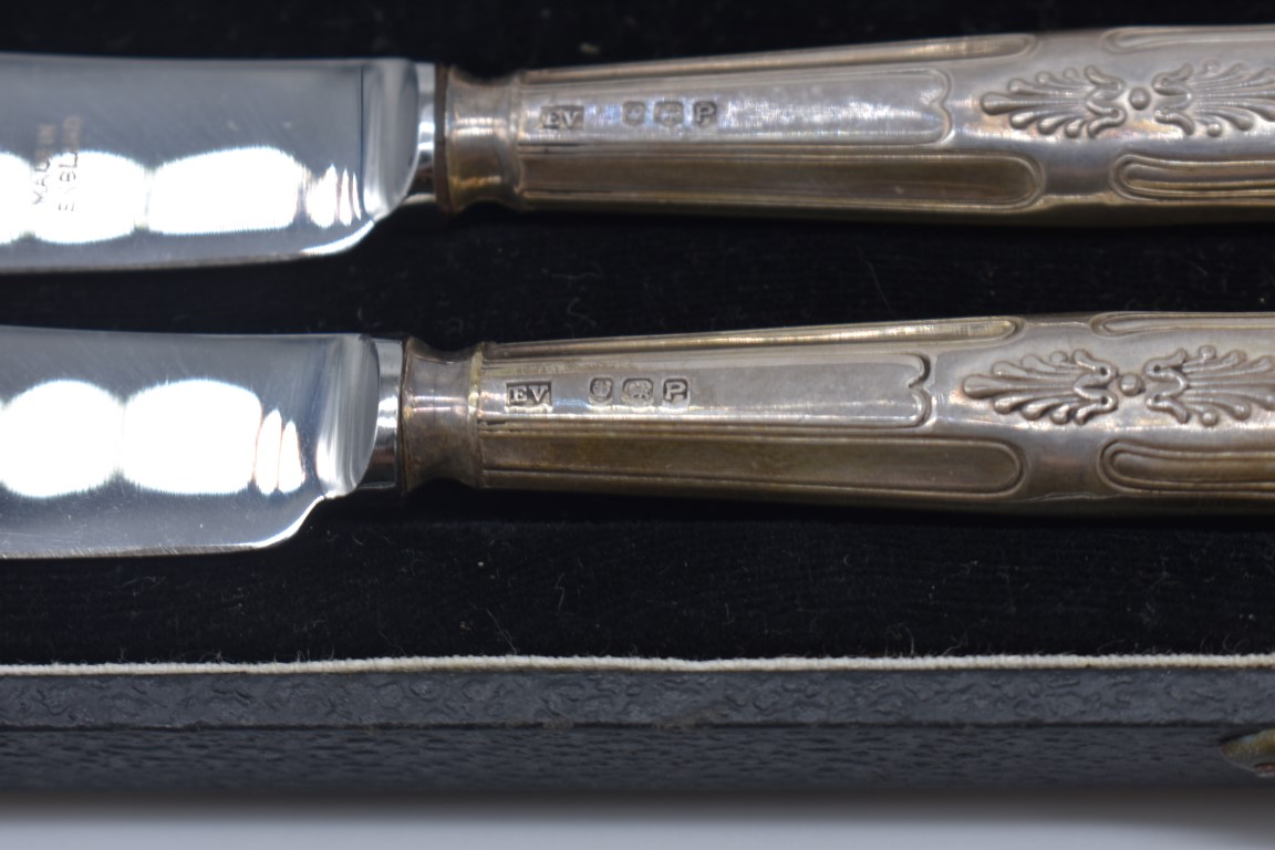 A cased pair of silver gilt lined salts, by William Aitken, Birmingham 1916, 19.5g; together with - Image 2 of 5