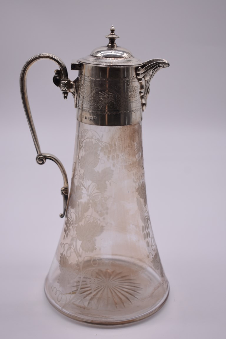 An Edwardian silver mounted etched glass claret jug, by Hukin & Heath, Birmingham 1903, having grape - Image 4 of 5