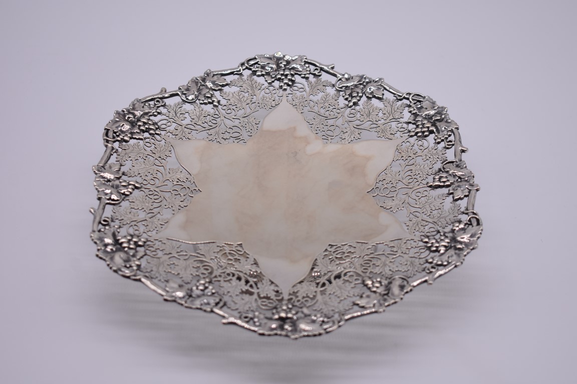A pieced silver tazza, by Atkin Brothers, Sheffield 1955, London, 23cm diameter, 522.5g, in modern