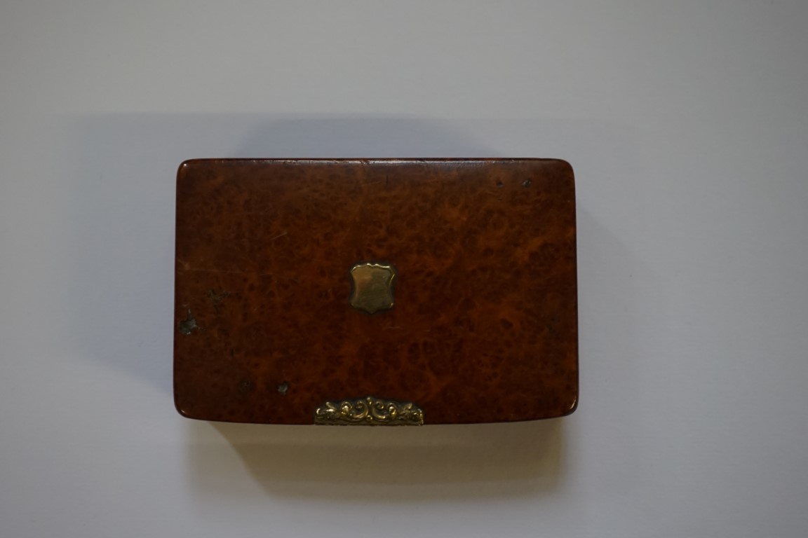 A Georgian burr yew and gilt metal mounted snuff box, 8.9cm wide.