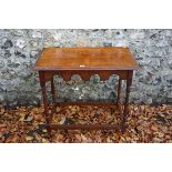 An oak occasional table. This lot can only be collected on Saturday 19th December (9-2pm).