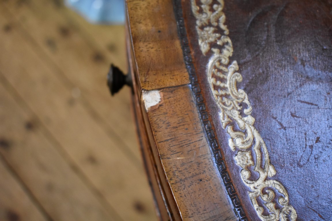 (THH) A 19th century mahogany circular drum top tripod library table, with tooled leather inset - Image 3 of 4