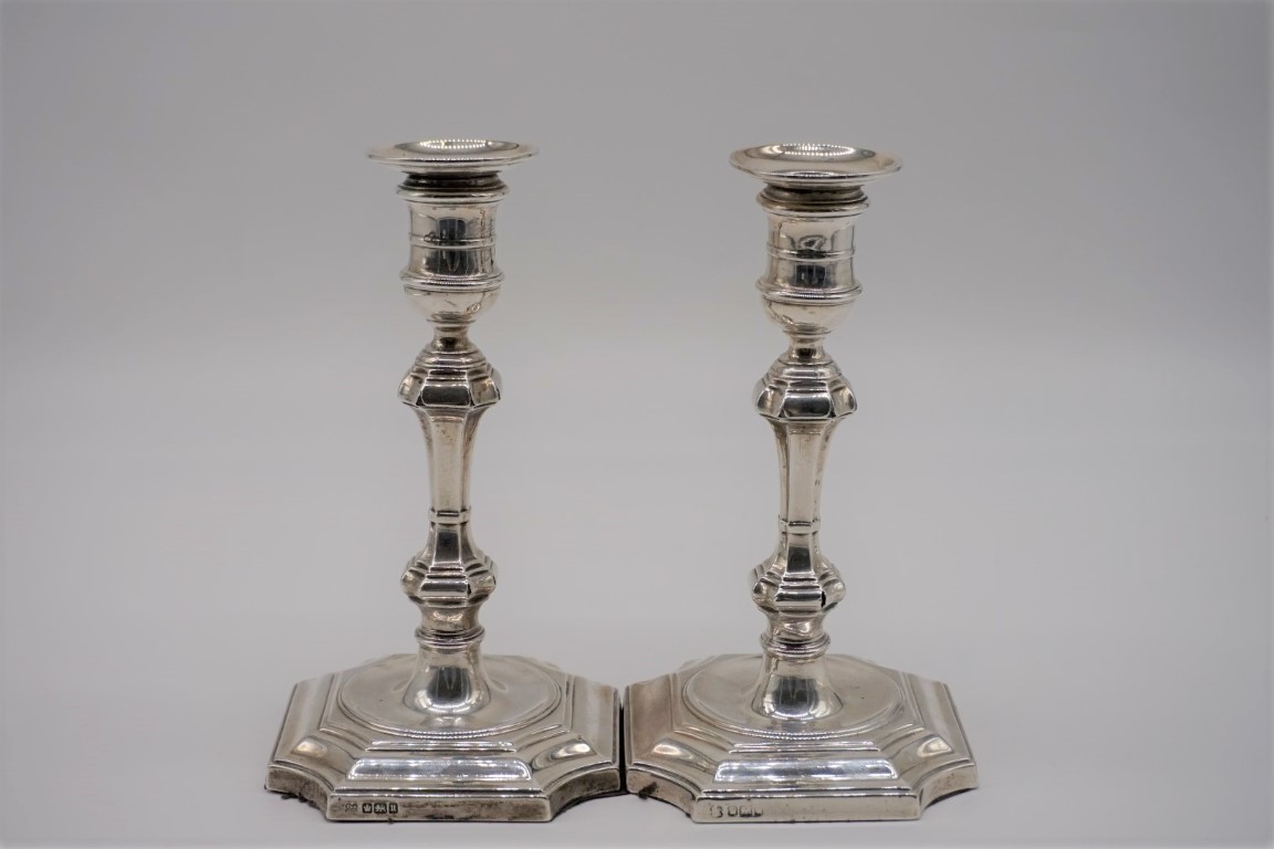 A pair of Edwardian silver candlesticks, by Pearce & Sons, Sheffield 1905, 19cm high.