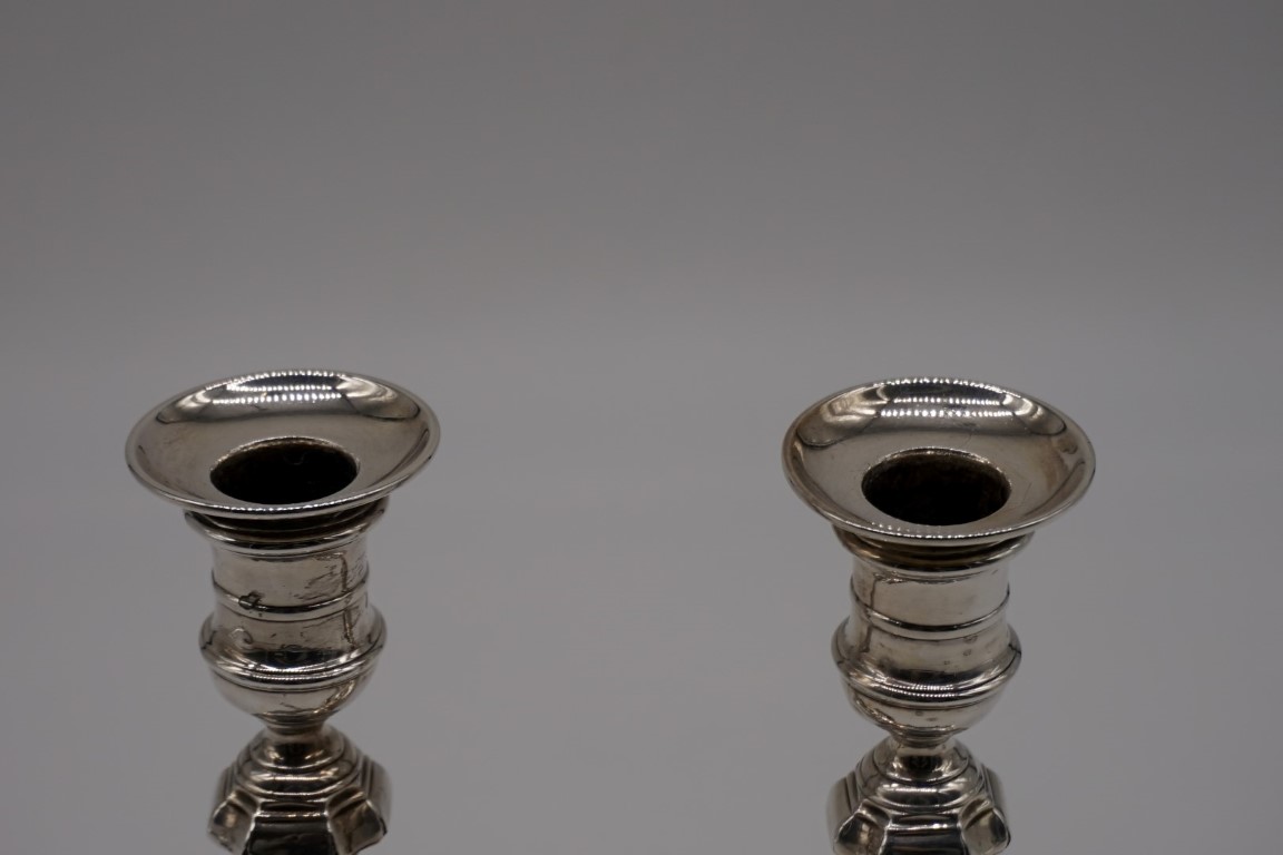 A pair of Edwardian silver candlesticks, by Pearce & Sons, Sheffield 1905, 19cm high. - Image 3 of 3