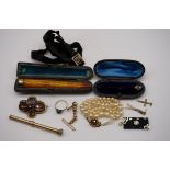 A selection of gold and other jewellery, to include: a cased 15ct gold mounted amber cigarette
