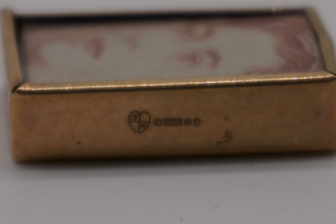 Two ten shilling note gold charms; together with a one pound note example, all hallmarked 375/9ct. - Image 4 of 4