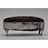 An Edwardian silver velvet lidded jewel casket, by Britton, Gould & Co, Birmingham 1906, 11.5 x 5cm.