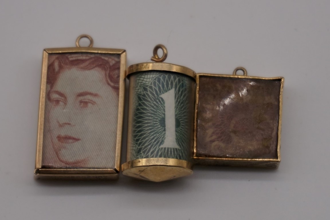Two ten shilling note gold charms; together with a one pound note example, all hallmarked 375/9ct. - Image 2 of 4