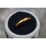 A gold wedding band, hallmarked 22ct, 4.5g.