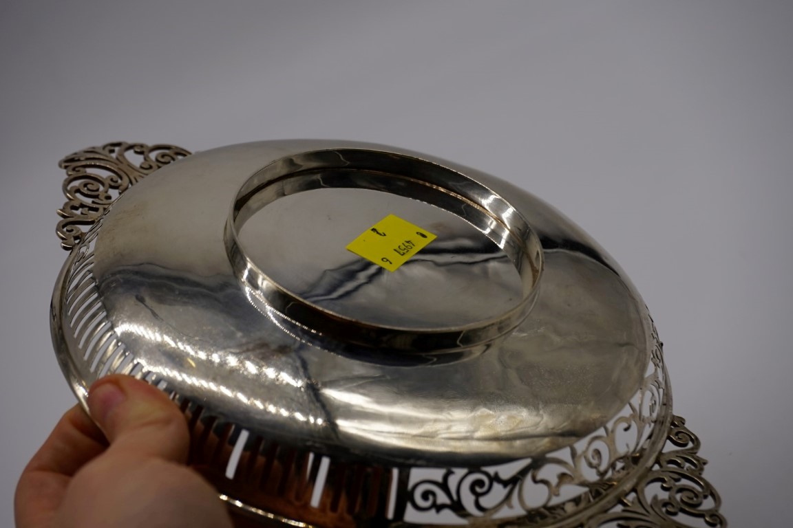 An Edwardian pierced silver twin handled fruit bowl, by Josiah Williams & Co, Jackson & David - Image 4 of 4