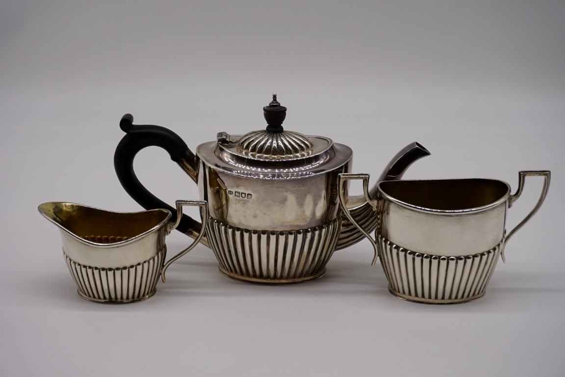 An Edwardian silver three piece bachelor's tea set, by Robert Pringle & Sons, London 1903/4, 11cm - Image 3 of 6