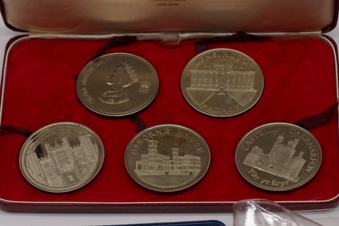 Coins: a 1977 Royal Palaces Silver Jubilee proof five medal set; together with a quantity of UK - Image 2 of 5