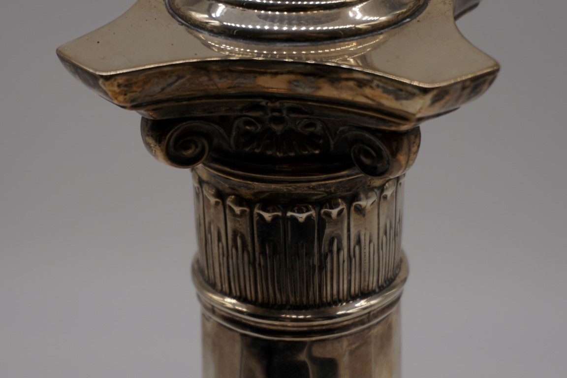 (THH) An Edwardian silver and cut glass Corinthian column oil lamp, by Hawksworth, Eyre & Co Ltd, - Image 4 of 11