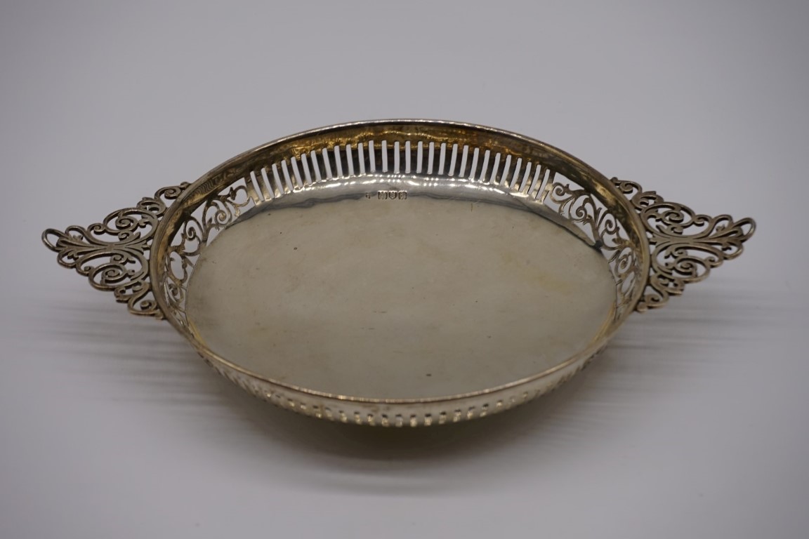 An Edwardian pierced silver twin handled fruit bowl, by Josiah Williams & Co, Jackson & David